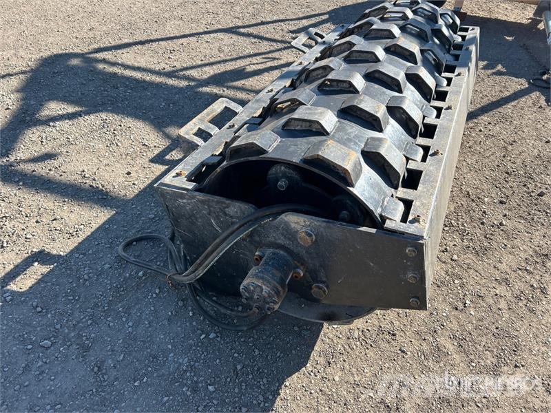  GIYI CW59 59 in Padfoot Skid Steer Vibratory Rolle مداحل