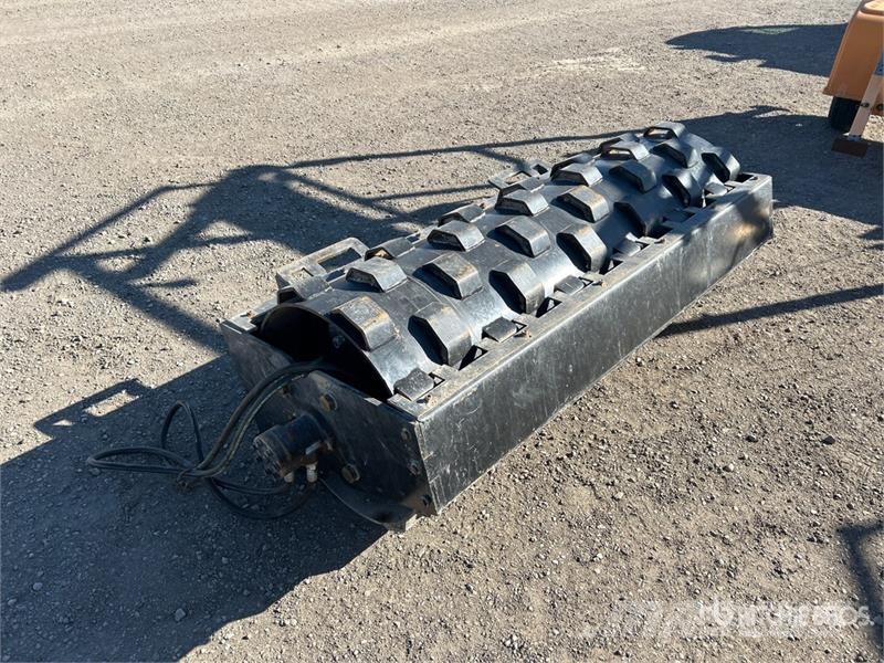  GIYI CW59 59 in Padfoot Skid Steer Vibratory Rolle مداحل