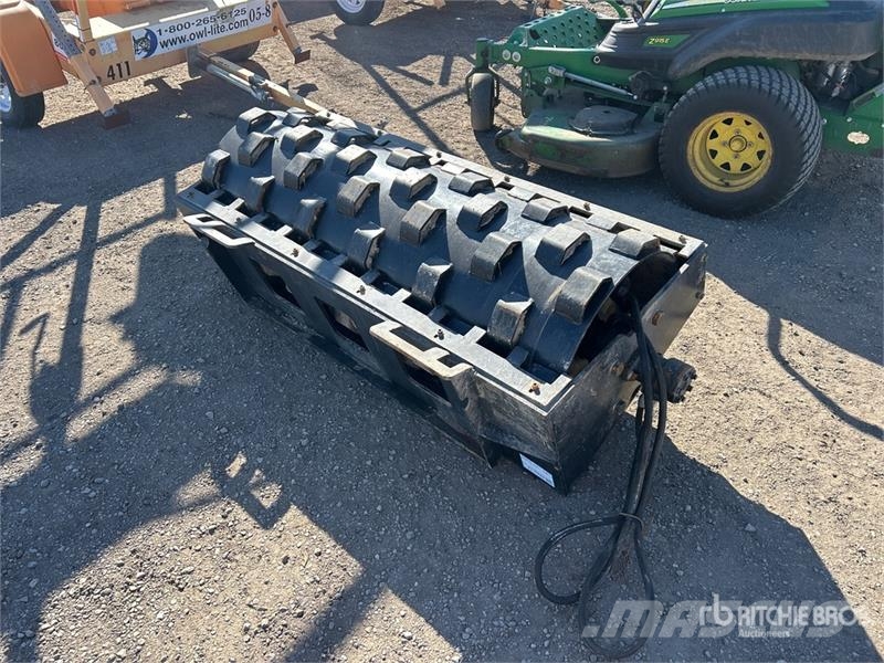  GIYI CW59 59 in Padfoot Skid Steer Vibratory Rolle مداحل