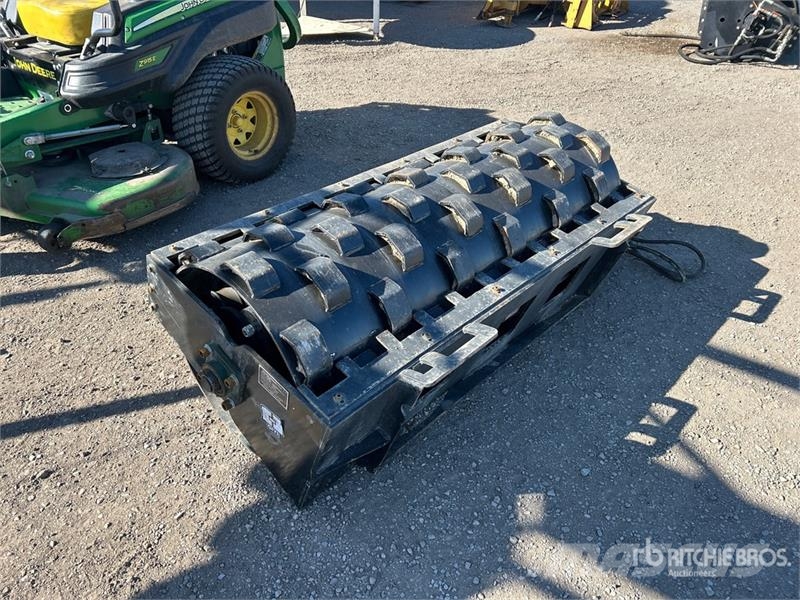  GIYI CW59 59 in Padfoot Skid Steer Vibratory Rolle مداحل