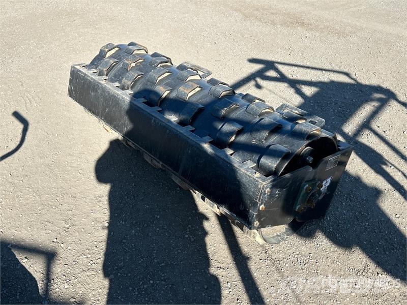  GIYI CW59 59 in Padfoot Skid Steer Vibratory Rolle مداحل