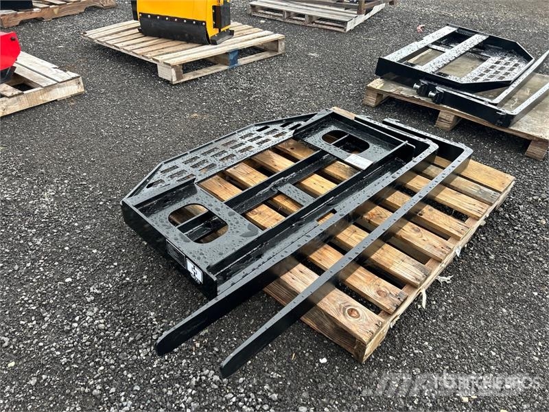 GIYI DHC 60 in Skid Steer Forks (Unused) Fourche