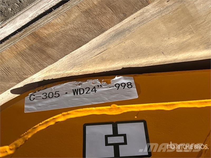 GIYI GY-BK 24 in Excavator Bucket - Fits Cat 305 ( Godet