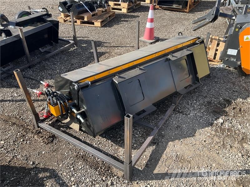  GIYI GY-BS72 72 in Skid Steer Sweeper (Unused) Cepillos