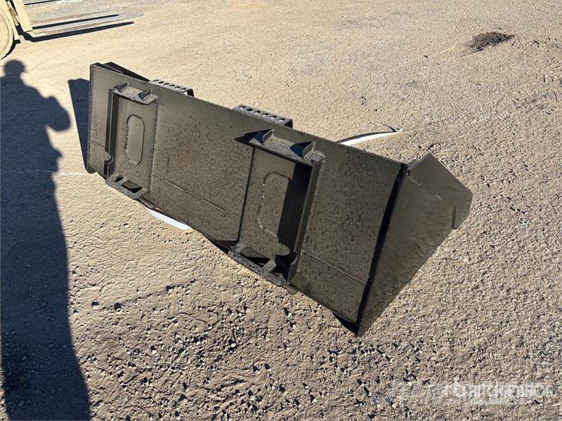  GIYI GY-BT67 67 in Skid Steer Bucket (Unused) دلاء