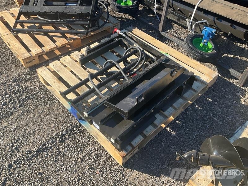  GIYI GY-CYHC 30 in Mini Skid Steer Forks (Unused) Вили
