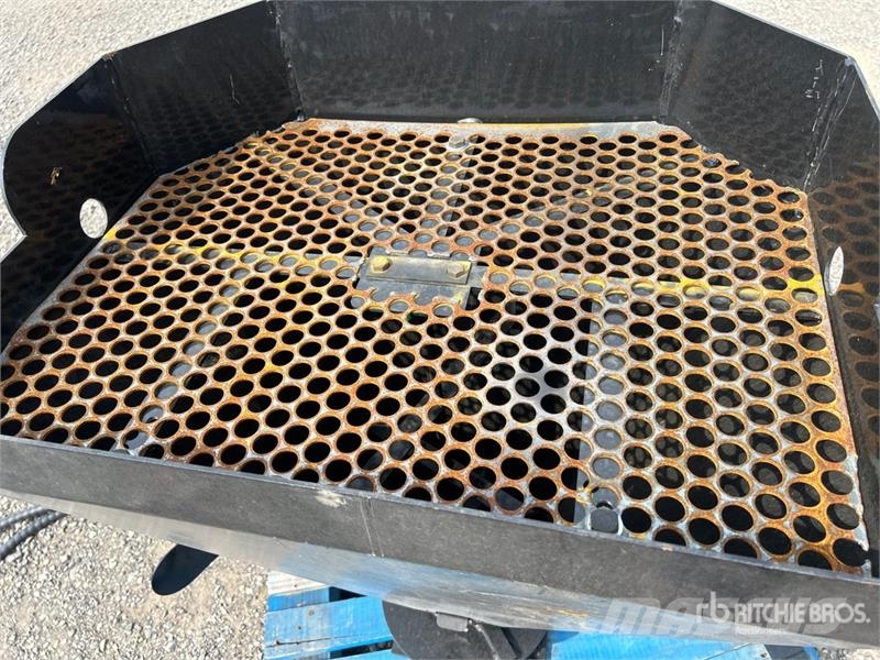  GIYI GY-SS52 7 in Skid Steer Salt Spreader (Unused Drugi deli