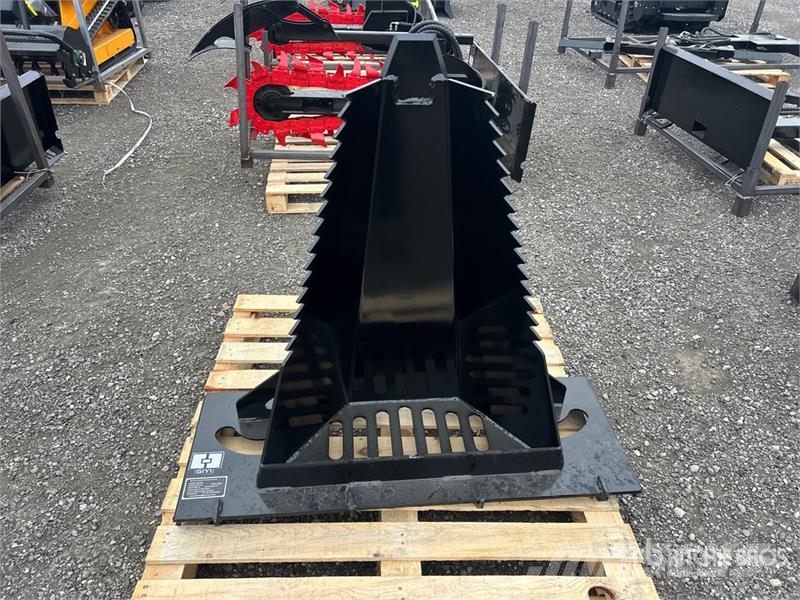  GIYI SBW58 58 in Skid Steer Stump Bucket (Unused) Schaufeln