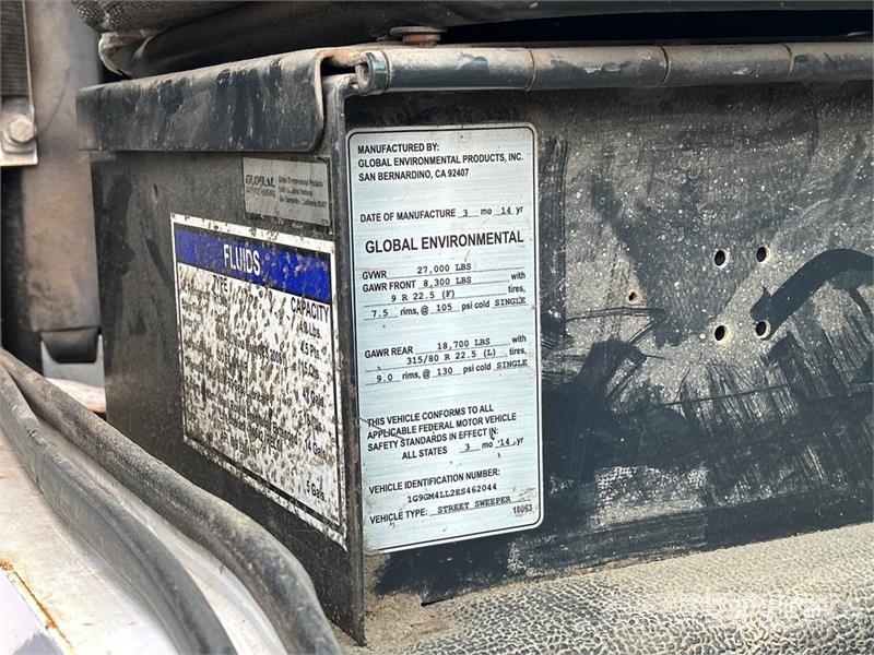  Global M-4 Sweeper Truck (Inoperable) 街路清掃車