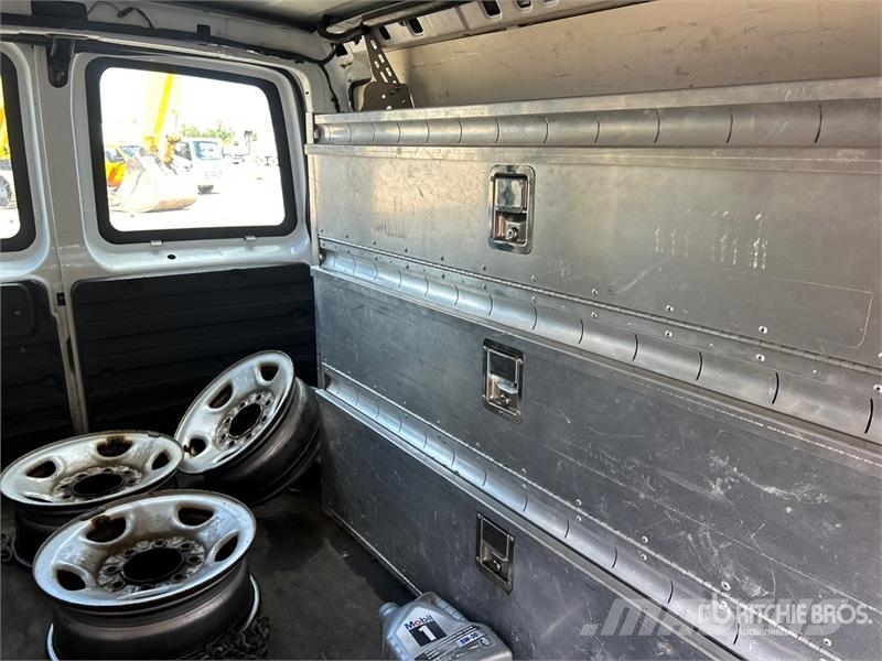 GMC Savana 2500 Utility Truck شاحنات خفيفة/مفصلية الجوانب