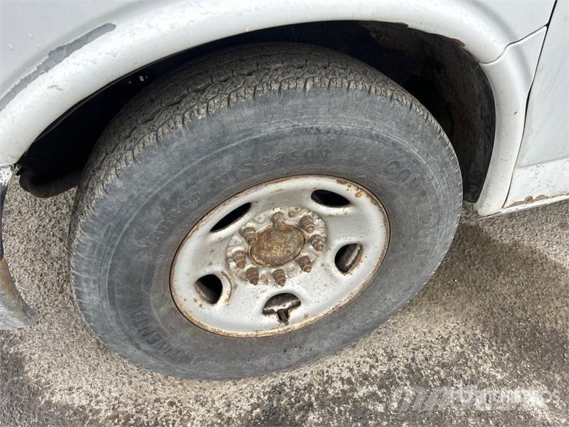 GMC Savana 3500 4x2 Van Truck Caminhões baú