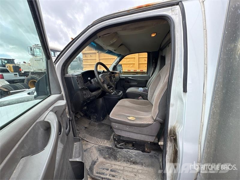 GMC Savana 3500 4x2 Van Truck ボックスボディー、ウイング、箱車