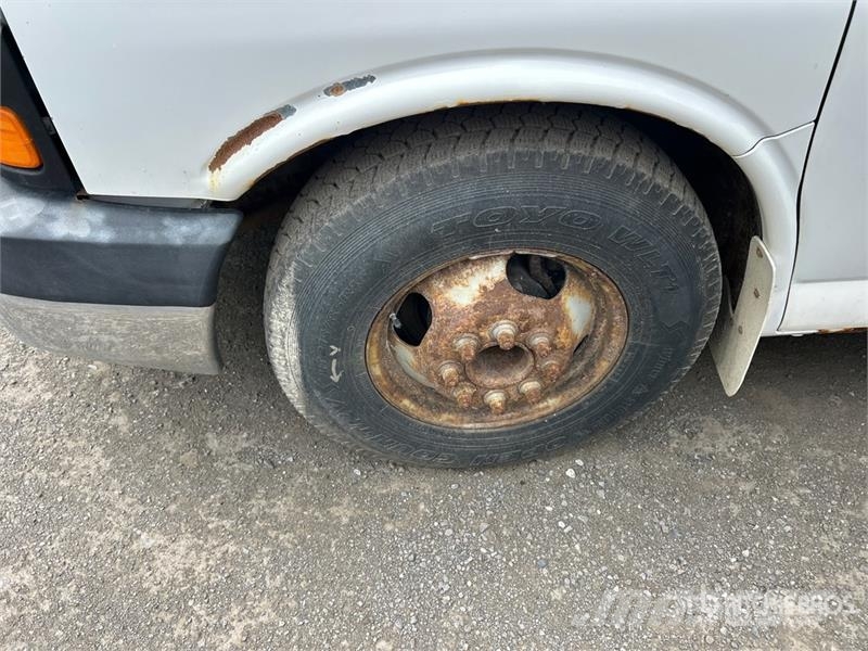 GMC Savana 3500 4x2 Van Truck (Inoperable) Caminhões baú
