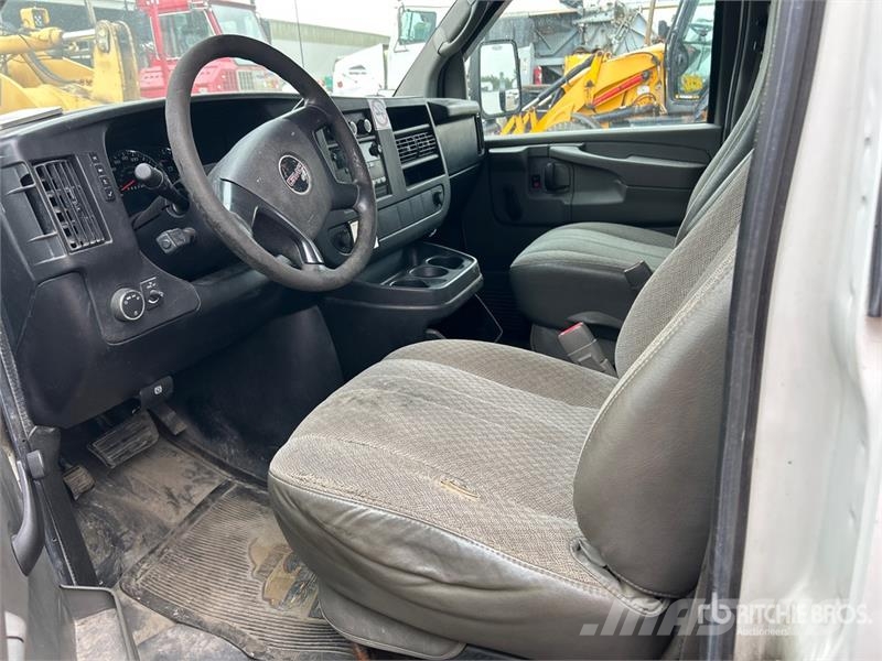 GMC Savana 3500 4x2 Van Truck (Inoperable) Caminhões baú