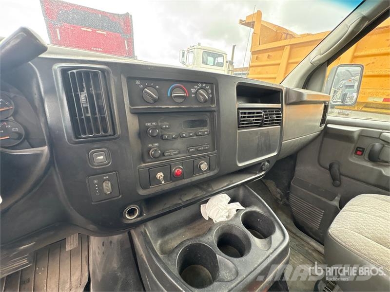 GMC Savana 3500 4x2 Van Truck ボックスボディー、ウイング、箱車