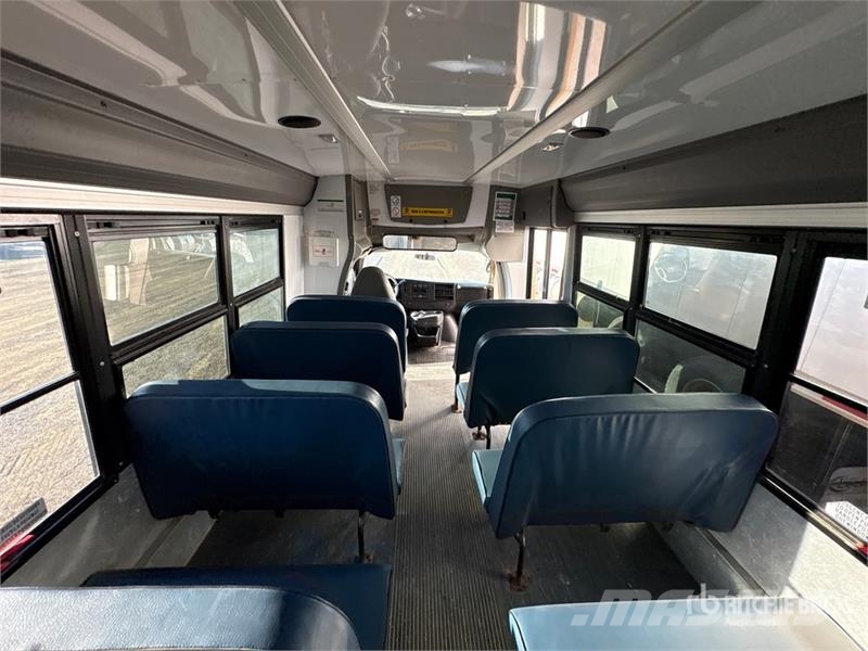GMC Savana 4500 4x2 24-Seat School Bus マイクロバス