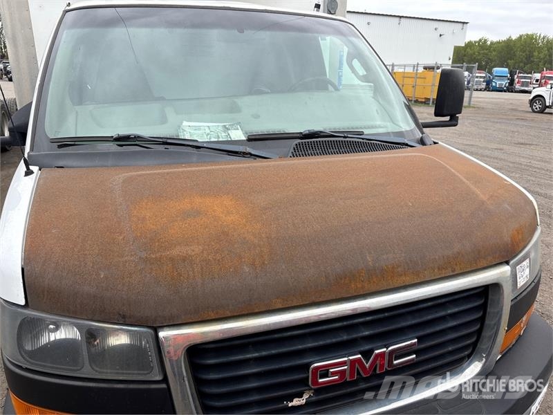 GMC Savana G3500 4x2 Refrigerated Truck Temperature controlled trucks