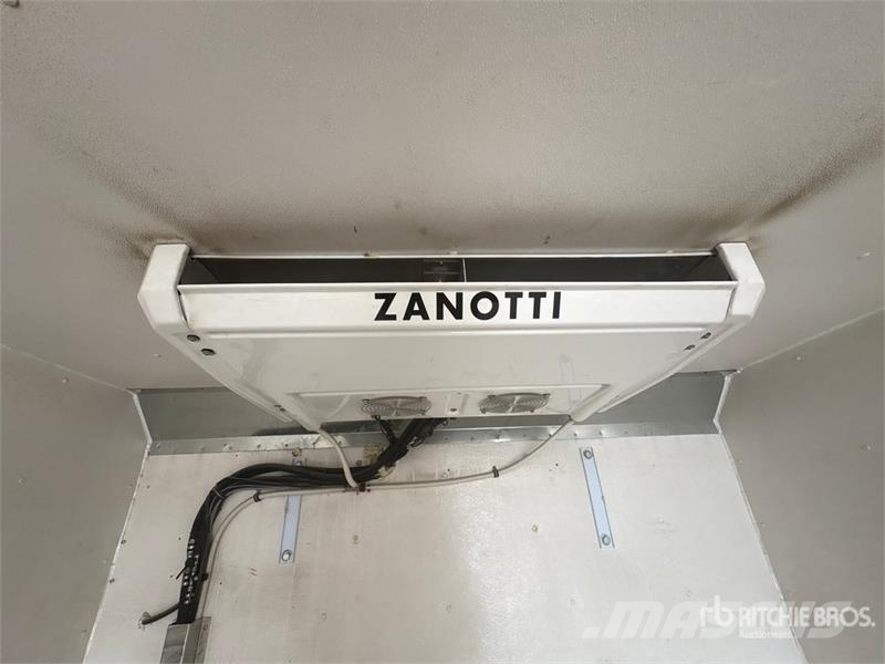 GMC Savana G3500 4x2 Refrigerated Truck Temperature controlled trucks