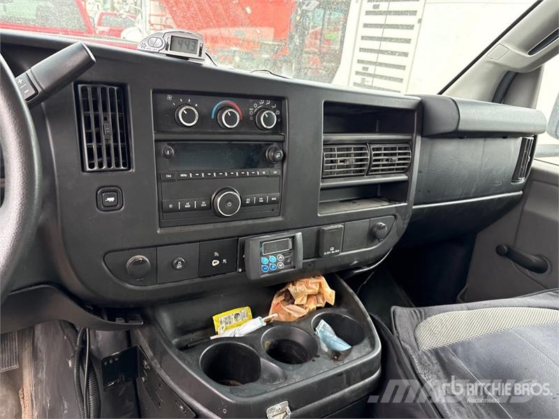 GMC Savana G3500 4x2 Refrigerated Truck Temperature controlled trucks