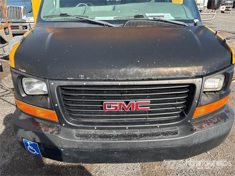 GMC Savana G4500 4x2 13-Seat School Bus Mikroautobusai