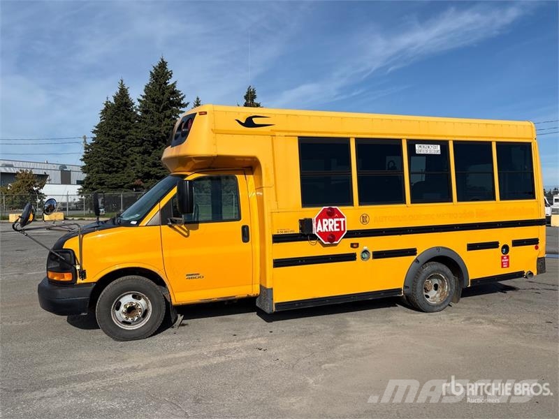 GMC Savana G4500 4x2 13-Seat School Bus Mikroautobusai