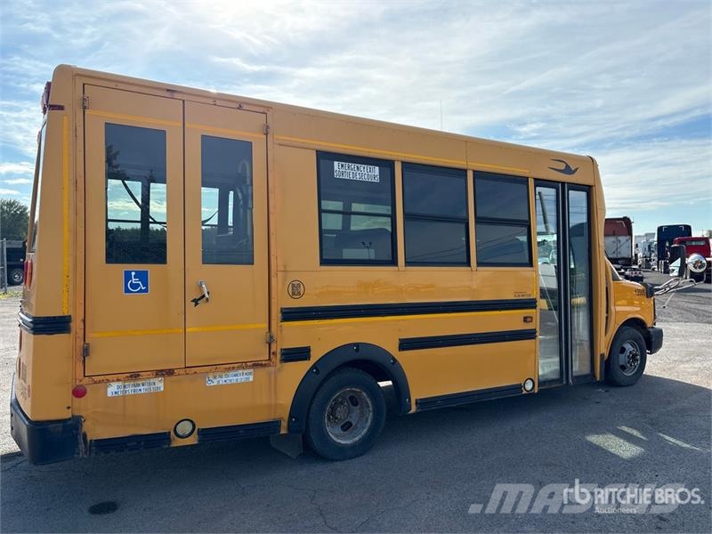 GMC Savana G4500 4x2 13-Seat School Bus Mikroautobusai