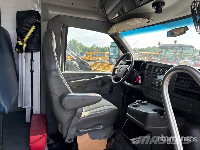 GMC Savana G4500 4x2 12-Seat School Bus Mikroautobusai
