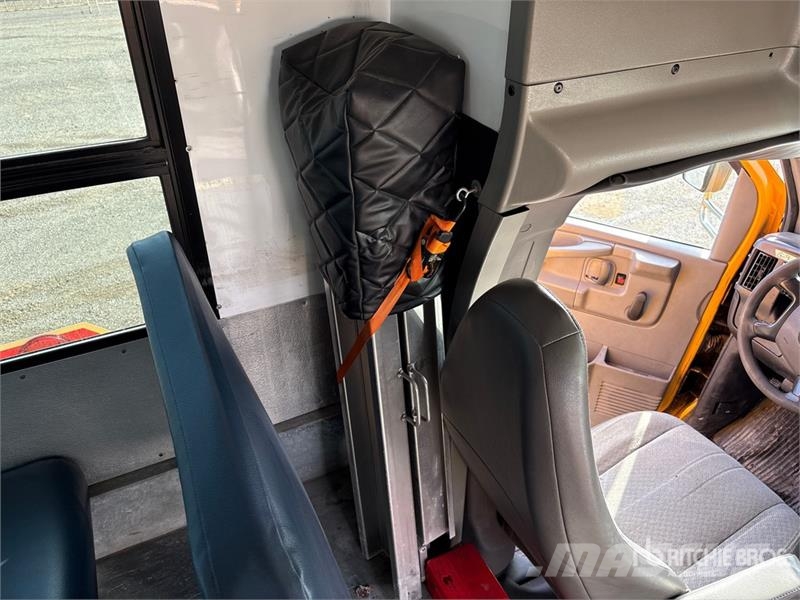 GMC Savana G4500 4x2 13-Seat School Bus Mikroautobusai