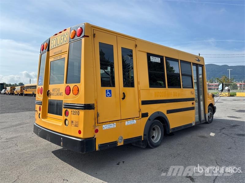 GMC Savana G4500 4x2 12-Seat School Bus Mikroautobusai