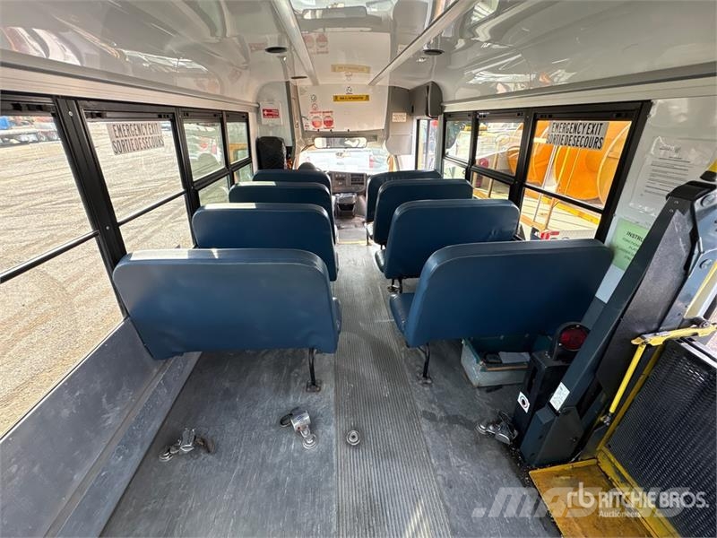 GMC Savana G4500 4x2 13-Seat School Bus Mikroautobusai