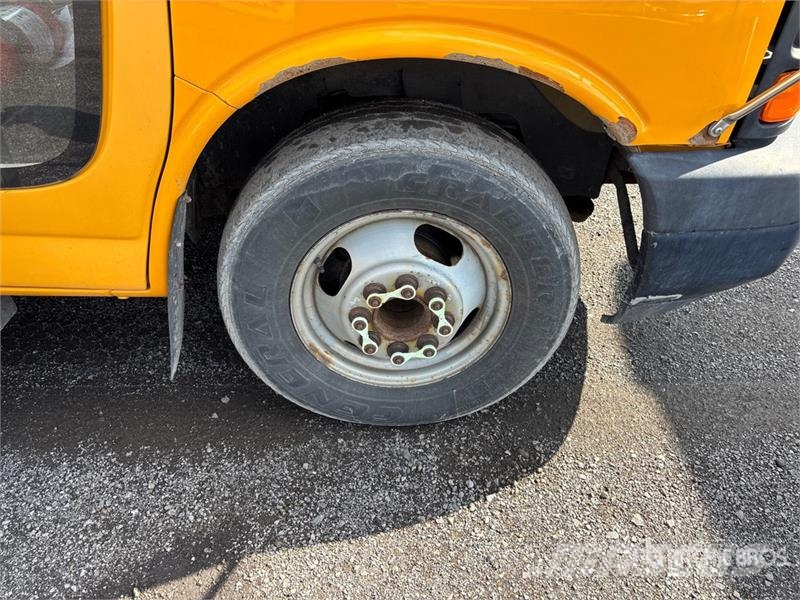 GMC Savana G4500 4x2 12-Seat School Bus Mikroautobusai