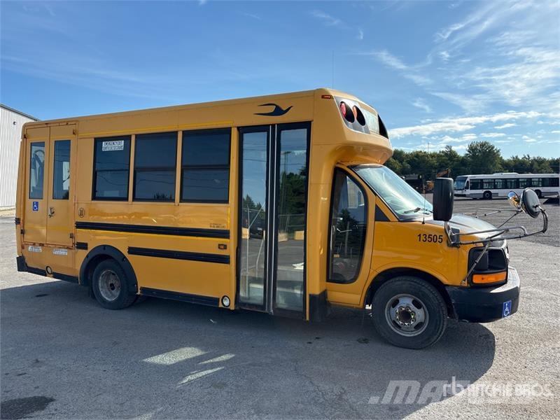 GMC Savana G4500 4x2 13-Seat School Bus Mikroautobusai