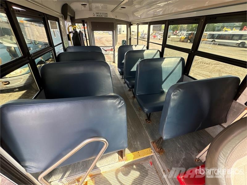 GMC Savana G4500 4x2 13-Seat School Bus Mikroautobusai