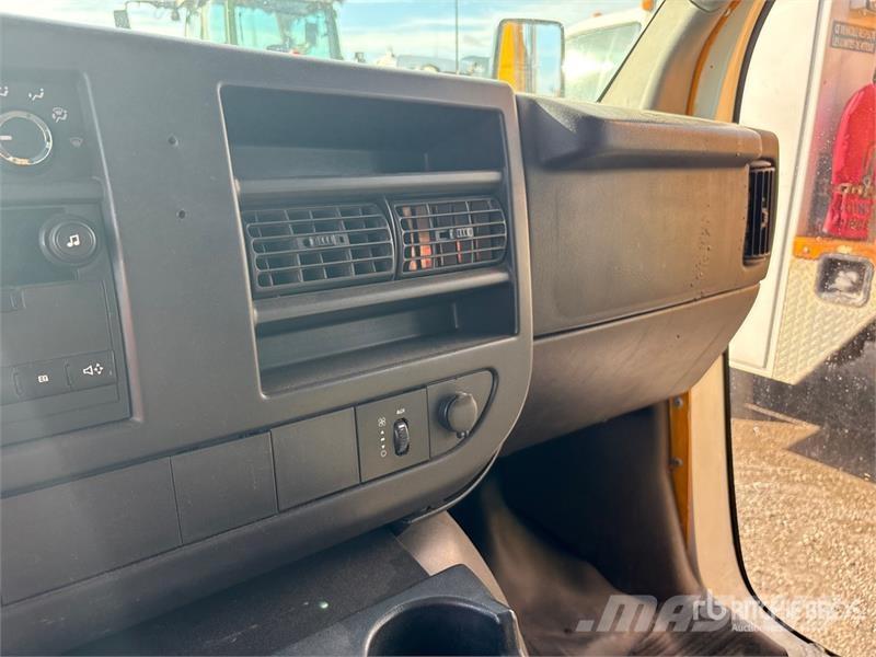 GMC Savana G4500 4x2 13-Seat School Bus Mikroautobusai
