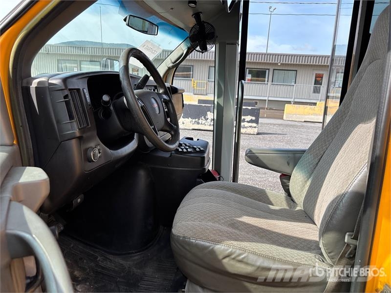 GMC Savana G4500 4x2 12-Seat School Bus Mikroautobusai