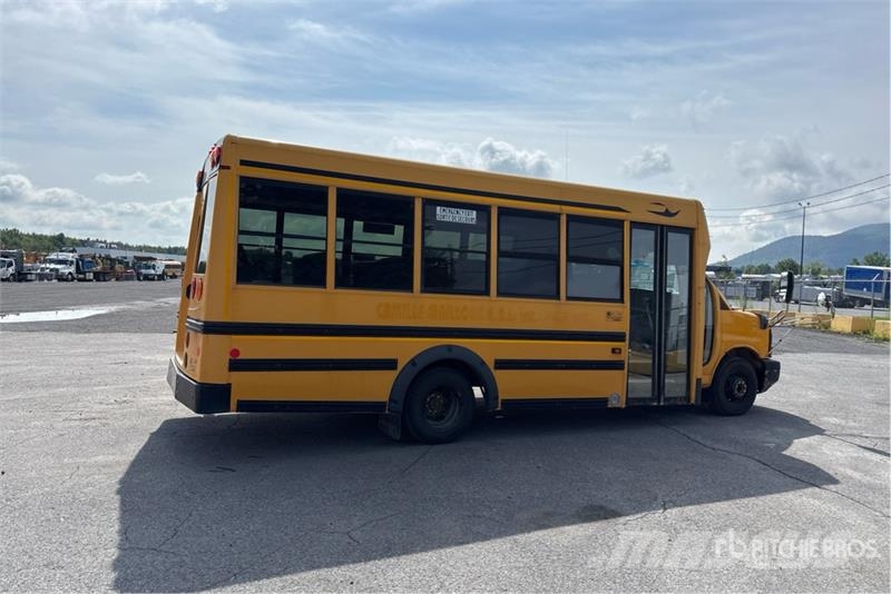 GMC Savana G4500 4x2 31-Seat School Bus Mikroautobusai