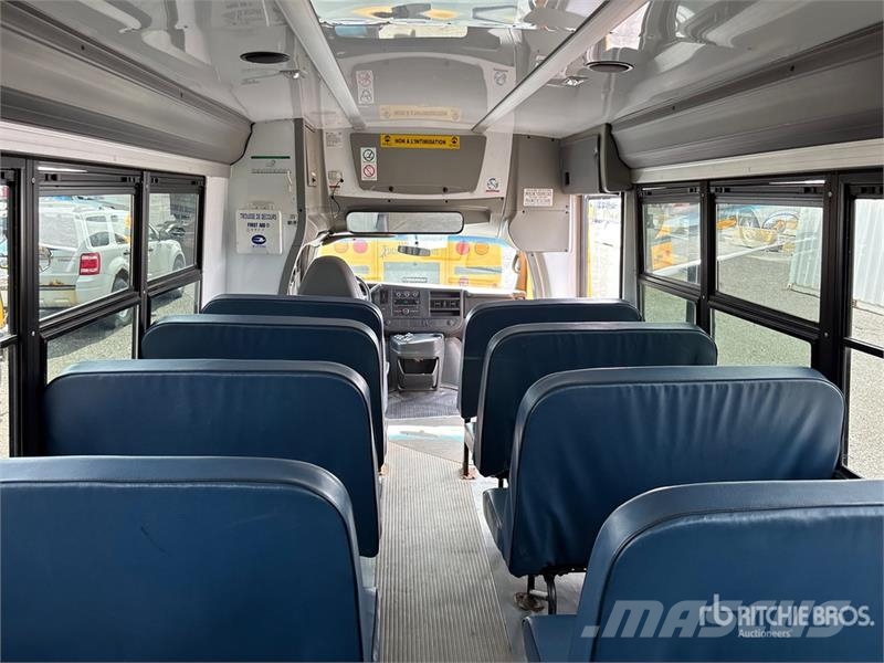 GMC Savana G4500 4x2 31-Seat School Bus Mikroautobusai