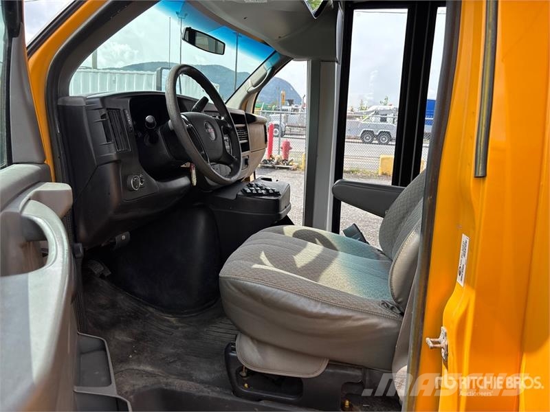 GMC Savana G4500 4x2 31-Seat School Bus Mikroautobusai