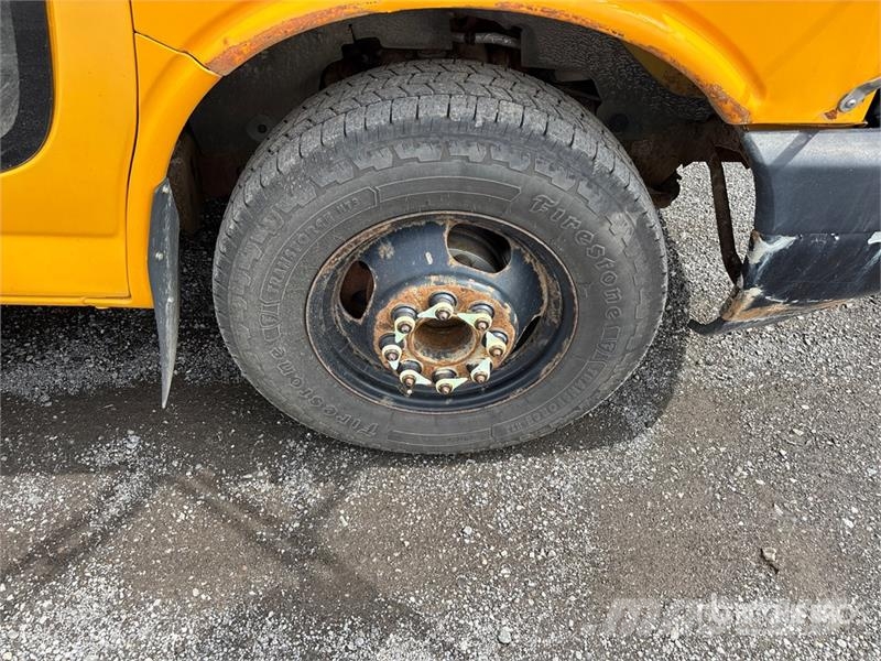 GMC Savana G4500 4x2 31-Seat School Bus Mikroautobusai