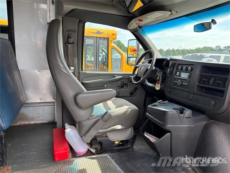 GMC Savana G4500 4x2 31-Seat School Bus Mikroautobusai