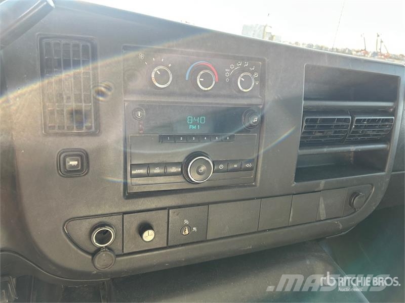 GMC Savana G4500 4x2 Van Truck Box trucks
