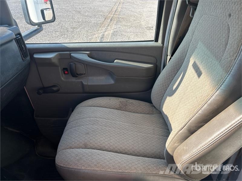 GMC Savana G4500 4x2 Van Truck Box trucks