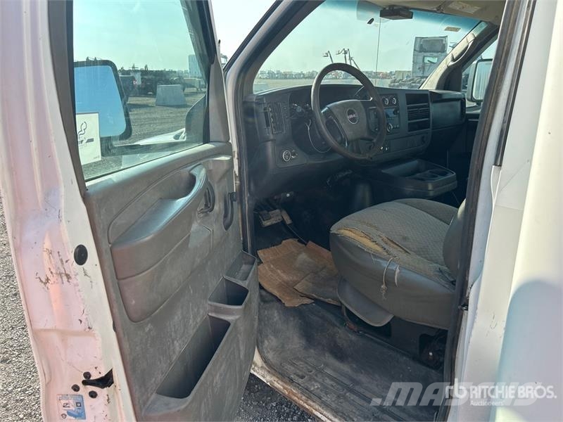 GMC Savana G4500 4x2 Van Truck Box trucks