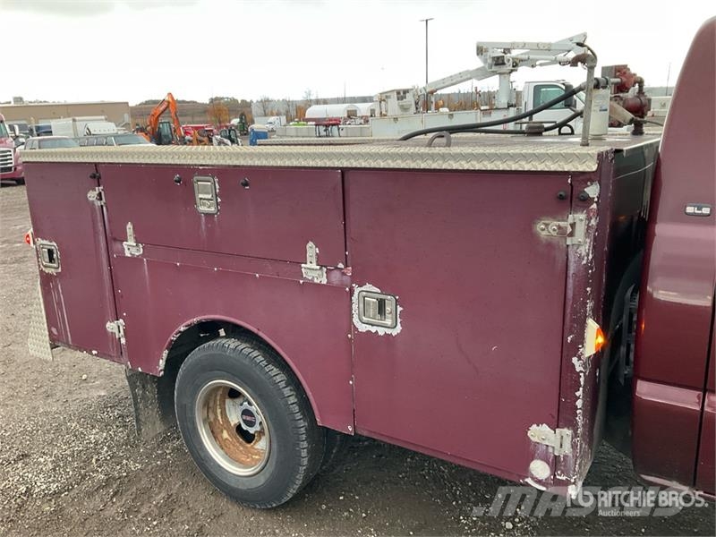 GMC Sierra 3500 SLE 4x2 Utility Truck شاحنات خفيفة/مفصلية الجوانب