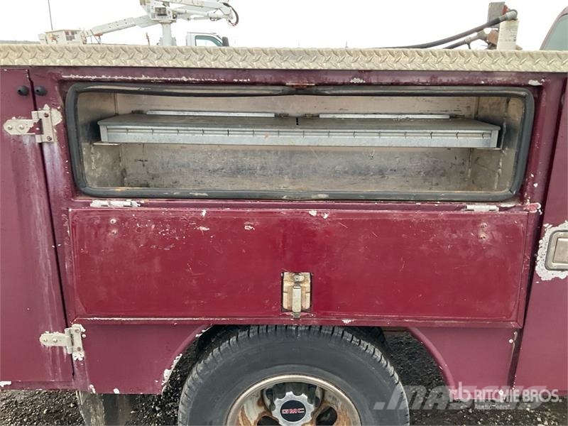 GMC Sierra 3500 SLE 4x2 Utility Truck شاحنات خفيفة/مفصلية الجوانب