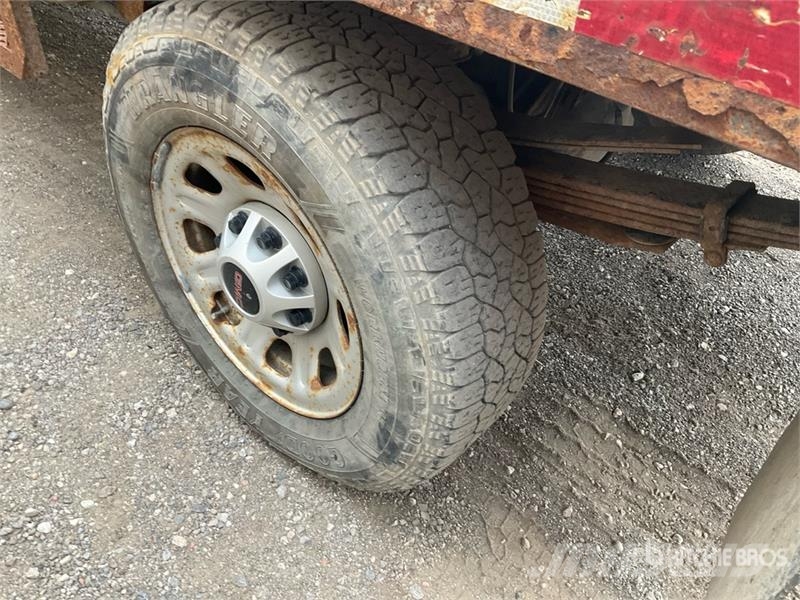 GMC Sierra 3500HD 4x4 Crew Cab Flatbed Truck Camiones plataforma