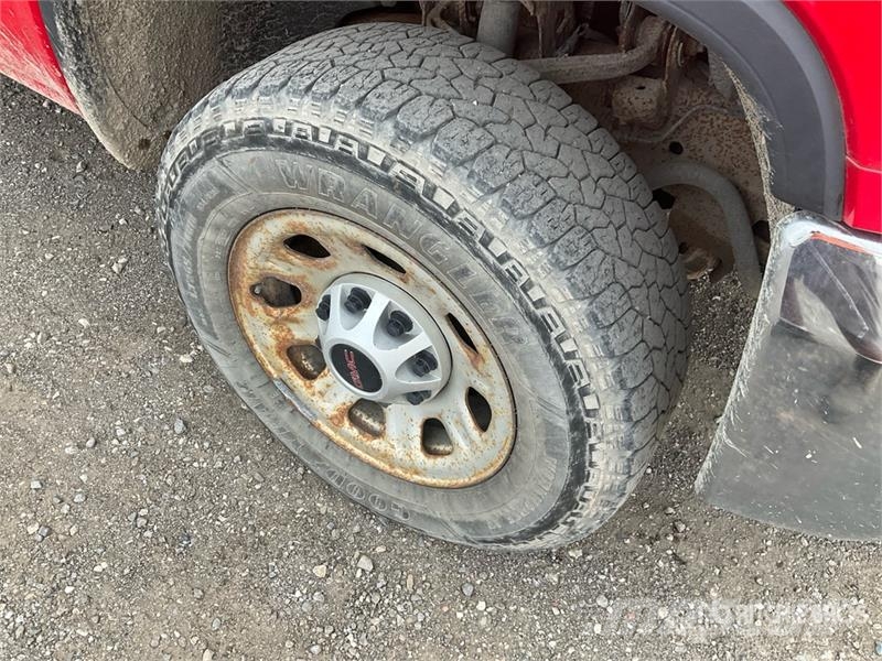 GMC Sierra 3500HD 4x4 Crew Cab Flatbed Truck Camiones plataforma