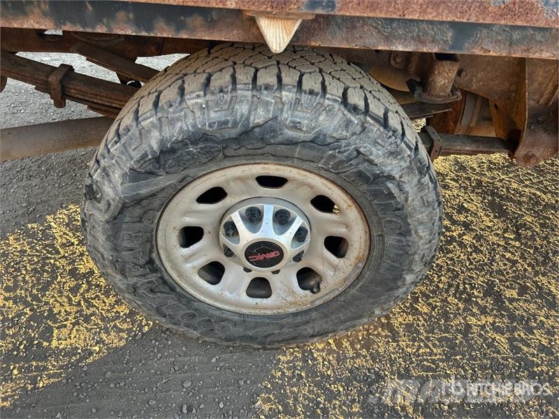 GMC Sierra 3500HD 4x4 Crew Cab Flatbed Truck Pritschenwagen/Pritschenwagen mit Seitenklappe