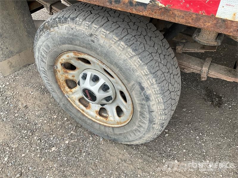 GMC Sierra 3500HD 4x4 Crew Cab Flatbed Truck Camiones plataforma