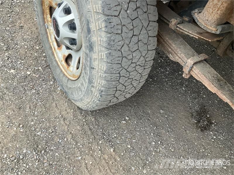 GMC Sierra 3500HD 4x4 Crew Cab Flatbed Truck Camiones plataforma